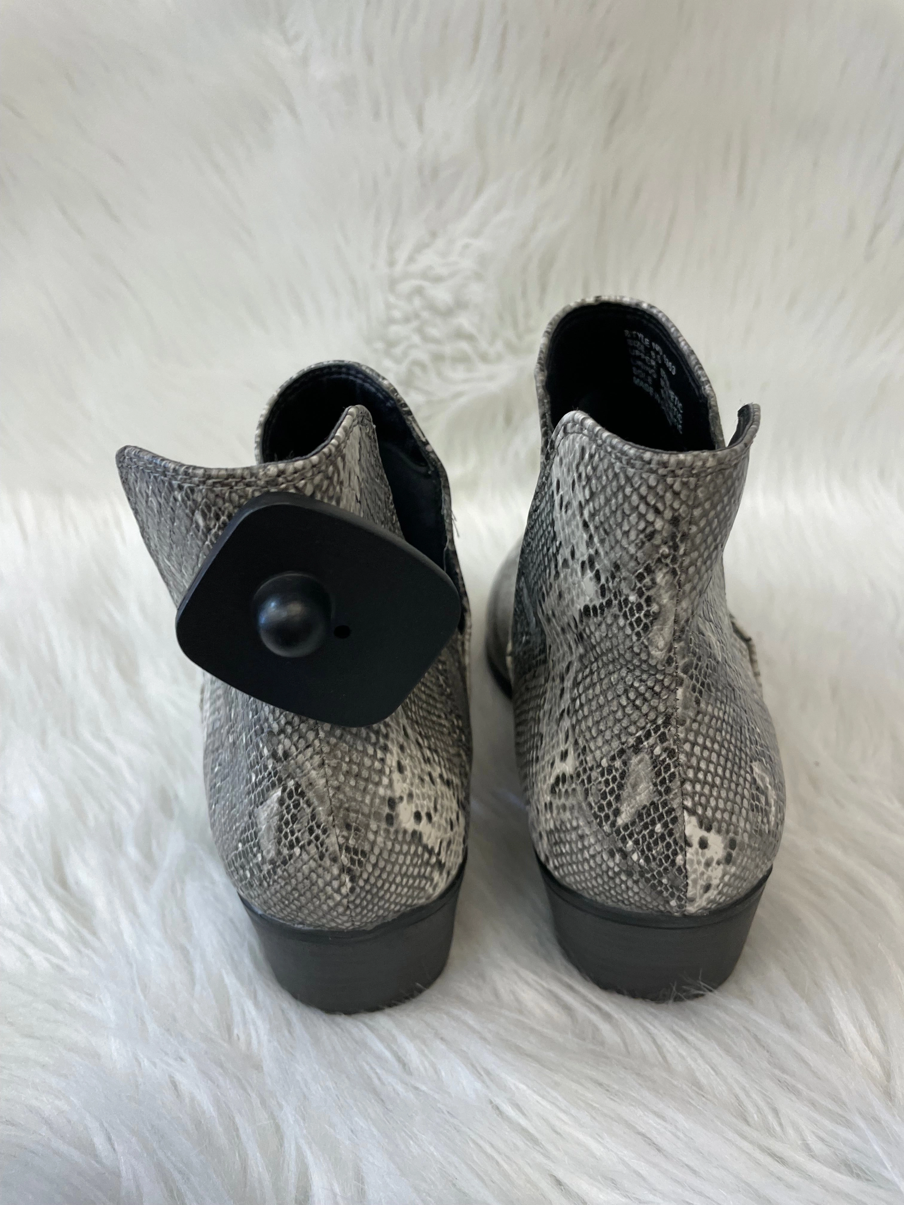 Boots Ankle Flats By Clothes Mentor In Snakeskin Print, Size: 8.5