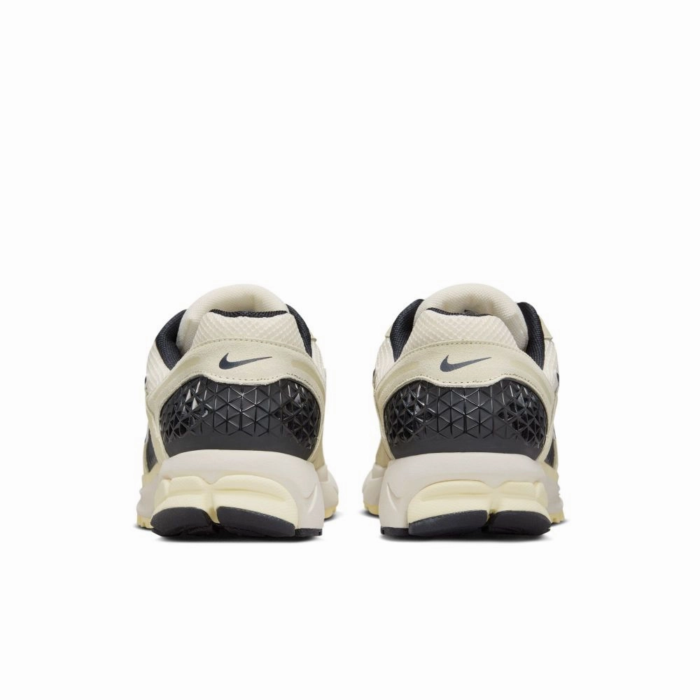 NIKE ZOOM VOMERO 5 סניקרס