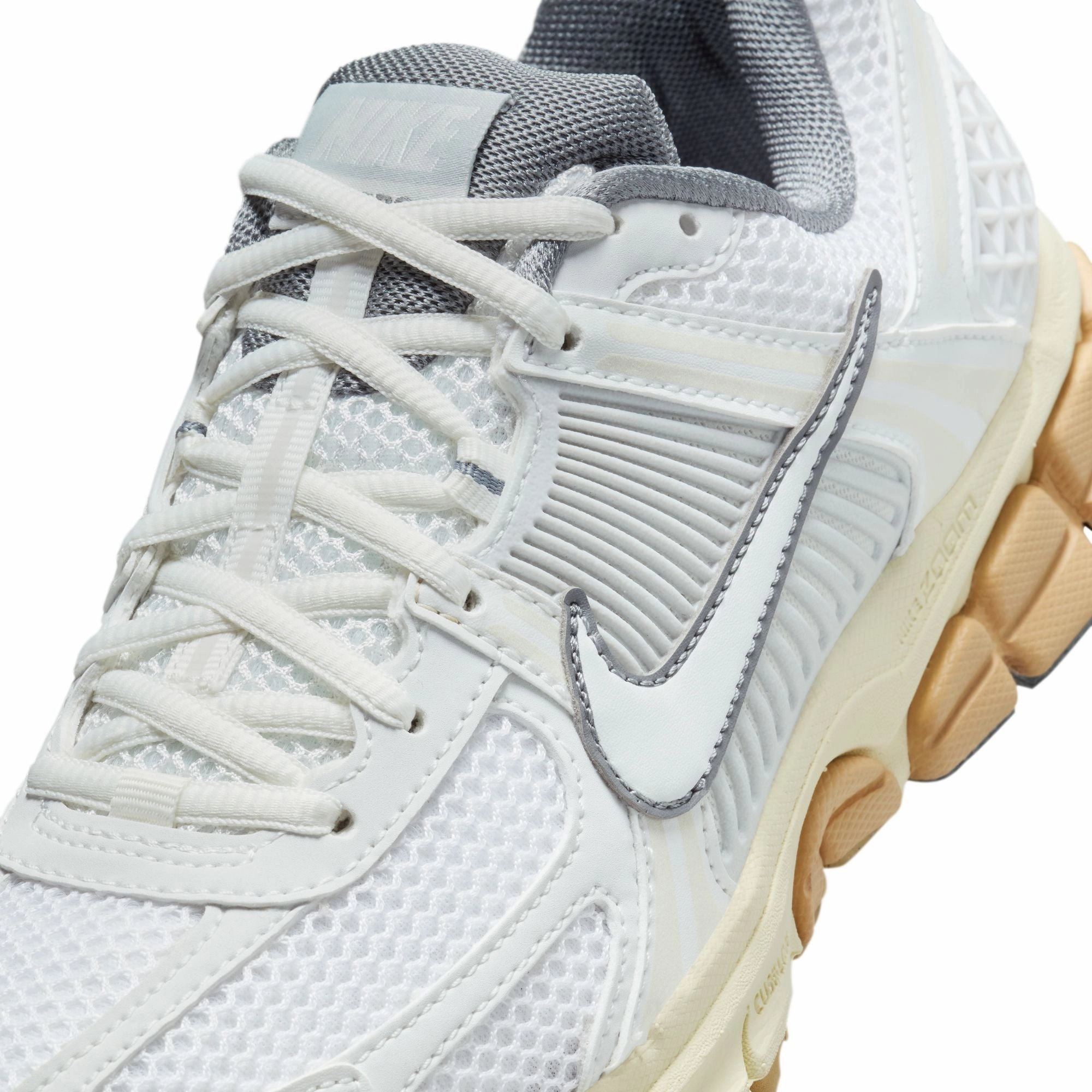NIKE ZOOM VOMERO 5 סניקרס