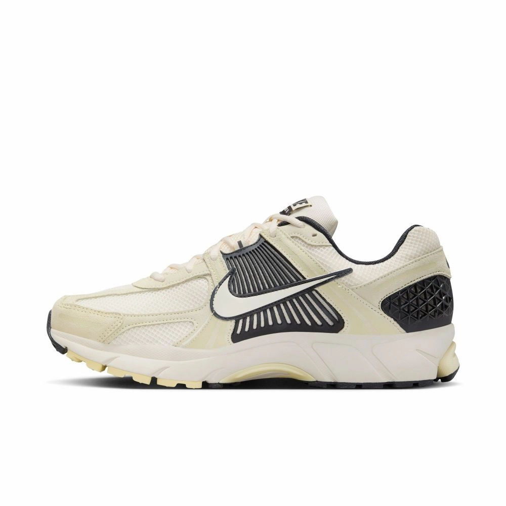 NIKE ZOOM VOMERO 5 סניקרס