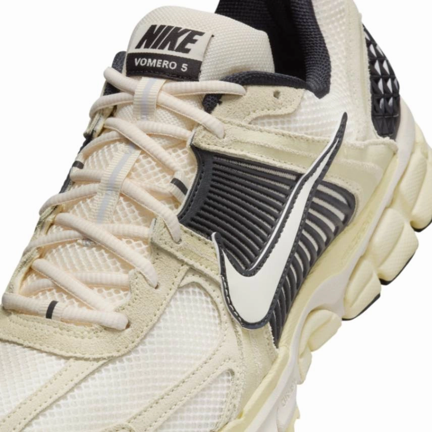 NIKE ZOOM VOMERO 5 סניקרס